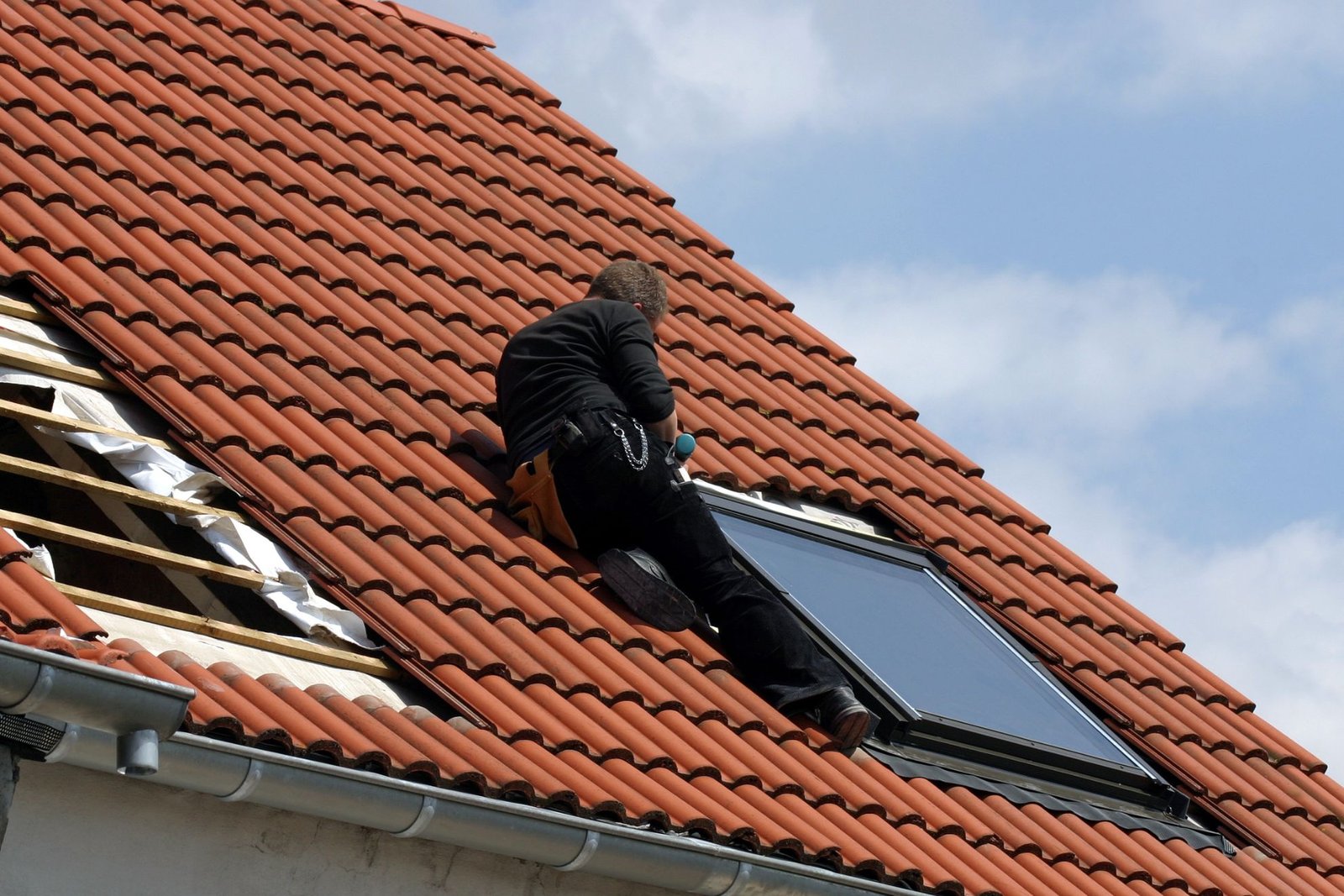 Pose de fenêtre de toit Velux