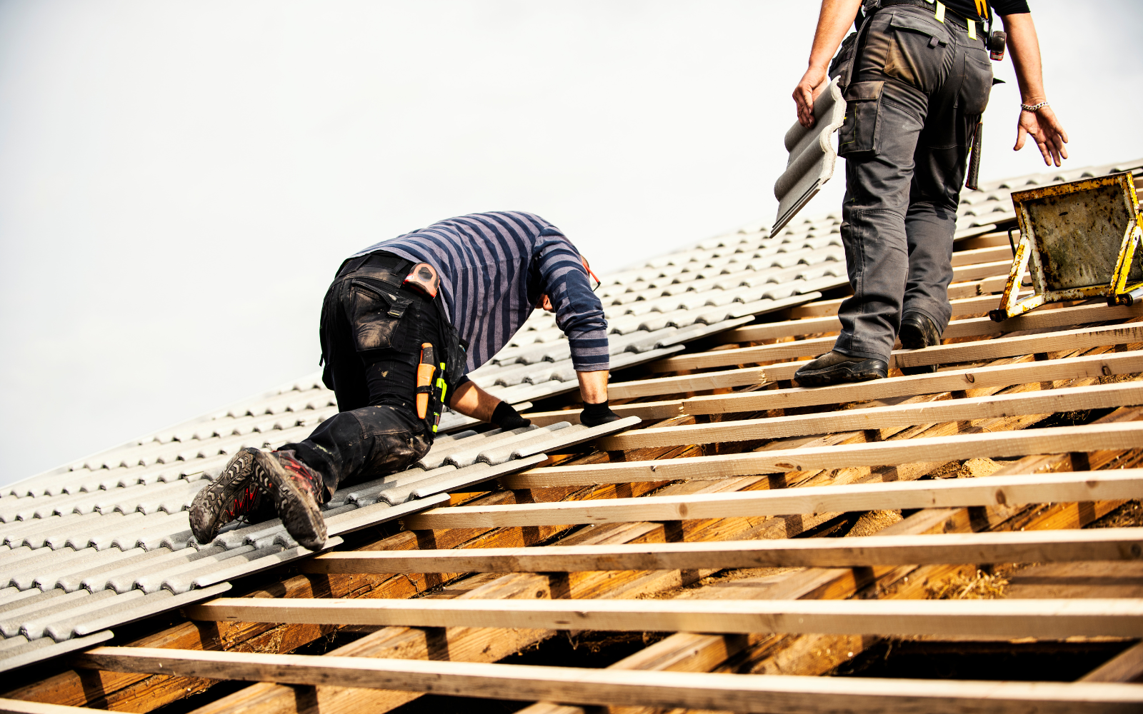 Pose de fenêtre de toit Velux